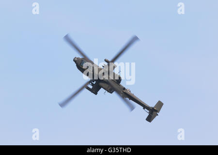 Ein Militärhubschrauber AgustaWestland Apache AH Mk 1 im Flug von oben gesehen, Flughafen Duxford, Großbritannien Stockfoto