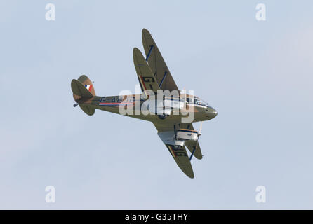 Eine de Havilland DH-89A Dragon Rapide Flugzeug während des Fluges, Duxford Flughafen UK Stockfoto