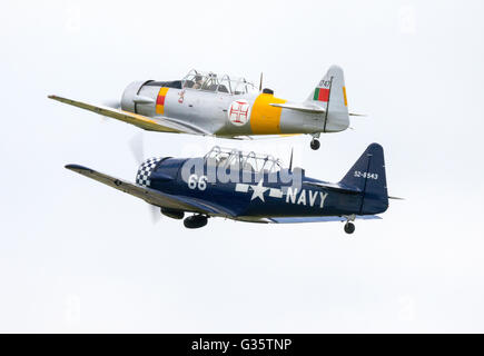 Zwei North American Harvard Flugzeuge im Flug, Duxford Imperial War Museum Flughafen, Cambridge UK Stockfoto