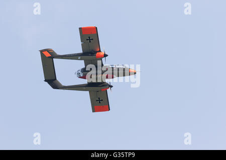 Eine North American OV-10 Bronco Flugzeug fliegen, Duxford Imperial War Museum Flughafen, Cambridge UK Stockfoto