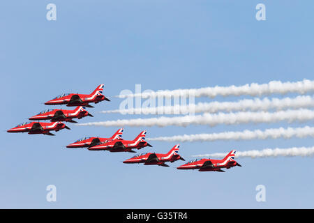 Sieben Mitglieder der Royal Air Force Red Arrows aerobatic anzeigen Team im Formationsflug mit Rauch, amerikanische Duxford Airshow Duxford UK Stockfoto