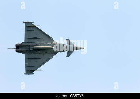 Ein RAF Eurofighter Typhoon FGR4-Flugzeug im Flug, Ansicht von unten, Duxford Flughafen, Cambridge UK Stockfoto