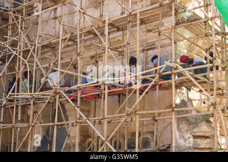 Arbeiter, alte Tempel-Architektur, Myanmar, Burma, Südasien, Asien Stockfoto