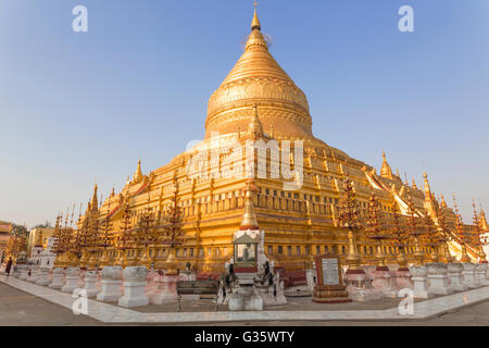 Goldene Stupa Struktur scheint in der späten Nachmittagssonne, Pagoden, alte Tempel-Architektur, Myanmar, Burma, Südasien, Asien Stockfoto