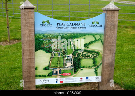 Zeichen Sineage für Plas Cadnant Gärten Menai Bridge Anglesey North Wales UK Großbritannien Stockfoto