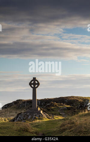 Keltenkreuz auf Llanddwyn Island, Anglesey, North Wales UK bei Sonnenaufgang Stockfoto