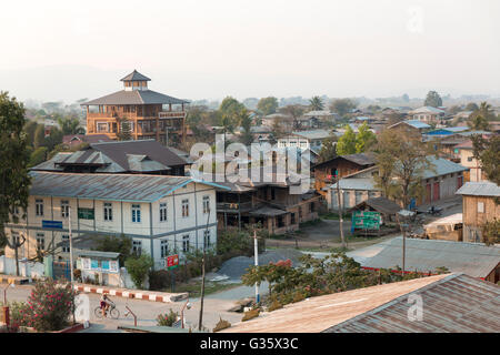 Bei Sonnenuntergang, Dorf von Nyaung Shew, Holzhäuser, Burma, Myanmar, Südasien, Asien Stockfoto