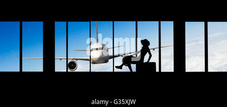 Junge Frauen-Silhouette am Flughafen mit Koffer. Ebene, große Passagiere auf Hintergrund. Reisekonzept des Lufttransportes Stockfoto