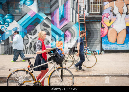 Tausende Gießen in Bushwick, Brooklyn in New York für die jährliche Bushwick kollektive Block Party auf Samstag, 4. Juni 2016. Musik und Party brachte einige, aber die eigentliche Attraktion war die neue Wandmalereien von "" Graffitikünstler, die die Wände der Gebäude schmücken, die das Kollektiv verwendet.  (© Richard B. Levine) Stockfoto