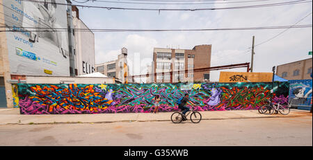 Bushwick, Brooklyn in New York während der jährlichen Bushwick kollektive Block Party am Samstag, 4. Juni 2016. Musik und Party brachte einige, aber die eigentliche Attraktion war die neue Wandmalereien von "" Graffitikünstler, die die Wände der Gebäude schmücken, die das Kollektiv verwendet.  (© Richard B. Levine) Stockfoto