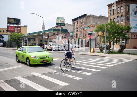 Flushing Avenue Kreuzung in Bushwick Nachbarschaft in Brooklyn in New York auf Samstag, 4. Juni 2016. Die Nachbarschaft hat Gentrifizierung der Wechsel von einer rauen und Wäschetrockner Mischung von Hispanic und von Industrie, eine Oase für Hipster, zwingt viele alteingesessene, wegen der steigenden mieten... (© Richard B. Levine) Stockfoto