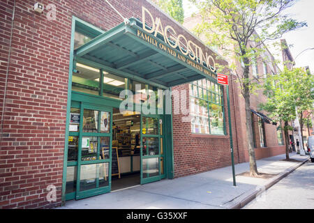 Ein Geschäft der Familie im Besitz D'Agostino Supermarktkette in Greenwich Village in New York am Montag, June6, 2016. Das Familienunternehmen Kette, die an seiner Spitze 26 Filialen hatte berichtet, werden mit Blick auf um die verbleibenden neun Filialen zu verkaufen. Die Kette leidet unter Wettbewerb, Ziegel und Mörtel sowohl online, als auch teure Mietverträge. (© Richard B. Levine) Stockfoto