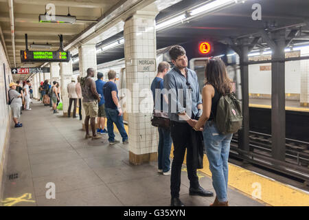 Reisende warten auf die u-Bahn-Bahnsteig Morgan Avenue "L" im Stadtteil Bushwick, Brooklyn in New York auf Samstag, 4. Juni 2016. Die Nachbarschaft hat Gentrifizierung der Wechsel von einer rauen und Wäschetrockner Mischung von Hispanic und von Industrie, eine Oase für Hipster, zwingt viele alteingesessene, wegen der steigenden mieten... (© Richard B. Levine) Stockfoto