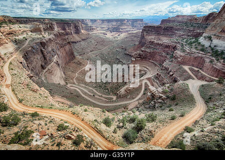 Ein 4WD Fahrzeug macht seinen Weg nach unten eine unbefestigte Straße durch die Serpentinen Shafer, auf den Inseln in der Sky District des Canyonlands N Stockfoto