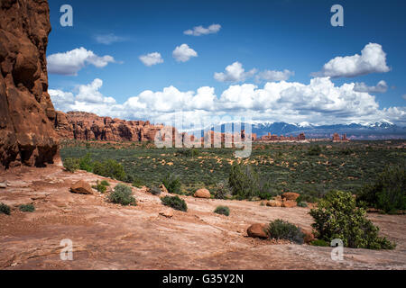 Blick auf La Sal Mountains im Arches-Nationalpark, Moab, Utah, USA Stockfoto