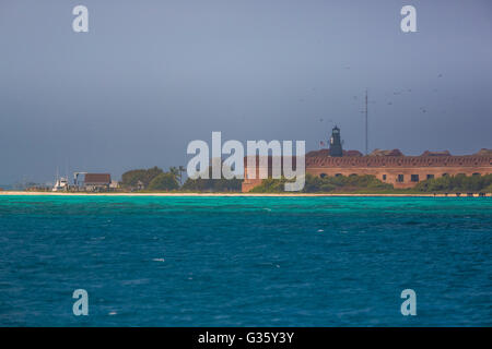 Nähert sich Fort Jefferson und Garden Key Light mit der Fähre, Dry-Tortugas-Nationalpark, Florida, USA Stockfoto