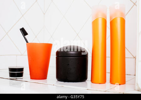 üblichen Sachen im Bad, Shampoo, Zubehör, schwarz stilvolle Zahnbürste, lässige normalen realen Hintergrund Stockfoto