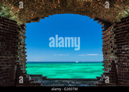 Blick vom Fort Jefferson Kanone Öffnungen heraus, türkisfarbene Wasser des Golfs von Mexiko, Dry-Tortugas-Nationalpark, Florida, USA Stockfoto