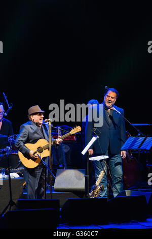 Van Morrison und Bryn Terfel Durchführung ein Duett auf der Bühne das Wales Millennium Centre in Cardiff während der konstituierenden Festival of Voice Stockfoto