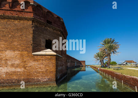 Graben, Mauer, Zinnen und Bastionen von Fort Jefferson auf Garden Key im Dry-Tortugas-Nationalpark, Florida, USA Stockfoto