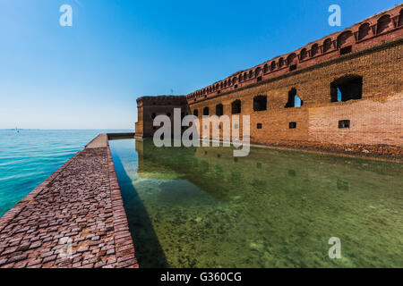 Graben, Mauer, Zinnen und Bastionen von Fort Jefferson auf Garden Key im Dry-Tortugas-Nationalpark, Florida, USA Stockfoto