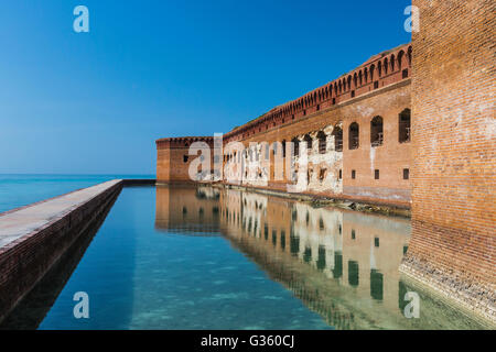 Graben, Mauer, Zinnen und Bastionen von Fort Jefferson auf Garden Key im Dry-Tortugas-Nationalpark, Florida, USA Stockfoto