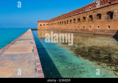 Graben, Mauer, Zinnen und Bastionen von Fort Jefferson auf Garden Key im Dry-Tortugas-Nationalpark, Florida, USA Stockfoto