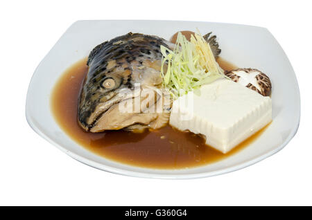 Fischkopf gekocht Sojasauce auf dem weißen Hintergrund. Stockfoto