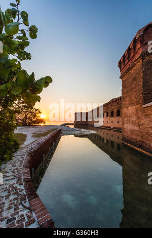 Friedlichen Sonnenuntergang über Fort Jefferson und Garden Key im Dry-Tortugas-Nationalpark, Florida, USA Stockfoto