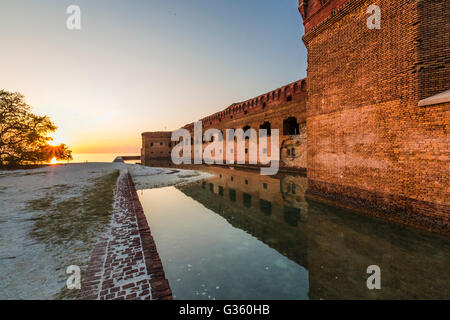 Friedlichen Sonnenuntergang über Fort Jefferson und Garden Key im Dry-Tortugas-Nationalpark, Florida, USA Stockfoto