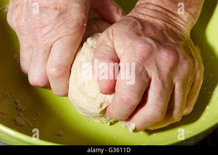 Hände des Mannes kneten einen Torte (oder pastös) Kruste Teig mit Mehl und Verkürzung Stockfoto