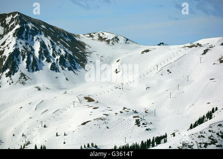 Schneebedeckte Skigebiet aus der Ferne Stockfoto