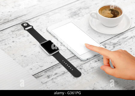 Frau Touch Smartphone mit leeren Bildschirm für Mock-up. Smartwatch und Tasse Kaffee neben auf Tisch. Isometrischen Ansicht. Stockfoto