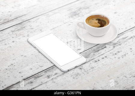 Smartphone mit leeren Bildschirm für Mock-up. Tasse Kaffee neben auf Tisch. Isometrischen Ansicht. Stockfoto