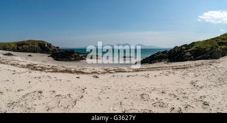 Isle of Jura von Cable Bay Strand gesehen, Traigh eine Eacail, Insel Colonsay, schottische Hebriden, Schottland, Großbritannien. Stockfoto