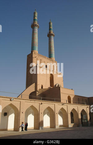 Jameh Moschee in Yazd, Minarette und Haupteingang gesehen vom Hof, Iran, Yazd Stockfoto