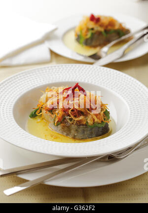 Frischer Thunfisch Fisch serviert mit gebratenem Gemüse. Stockfoto