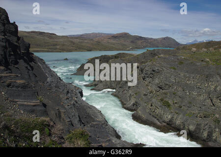 Fluss unter Salto Grande Eingabe See Pehoe, Torres del Paine Nationalpark-Chile Stockfoto