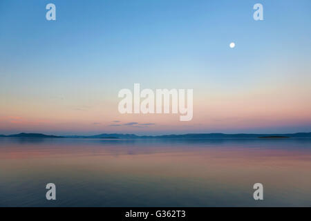 Der Mond an der ersten Ampel über Kanal Srednji, Zadar, Kroatien Stockfoto