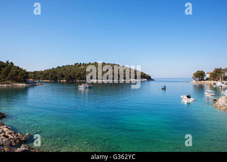 Uvala Baldarka, eine hübsche kleine Bucht an der Ostküste der Insel Losinj, Kroatien Stockfoto