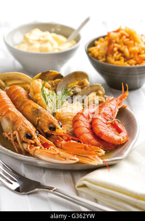 Ein leckeres Fischgericht mit Garnelen, Muscheln, Garnelen, gebratener Fisch und Reis. Stockfoto