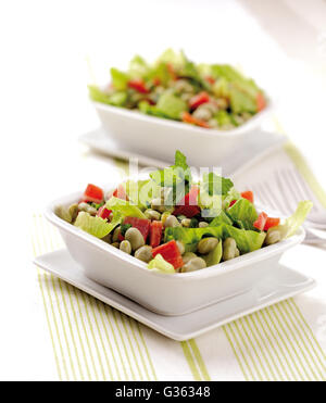 Ein Salat mit Bohnen, spanischer Schinken und Salat. Stockfoto
