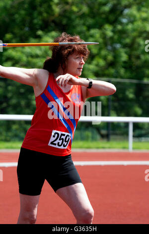 Masters-Leichtathletik UK. Frau Speerwerfer. Stockfoto