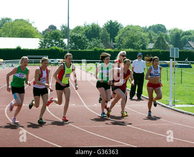 Masters-Leichtathletik UK. Beginn der Frauen 800m-Lauf. Stockfoto