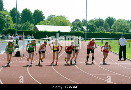 Masters-Leichtathletik UK. Beginn der Frauen 800m-Lauf. Stockfoto