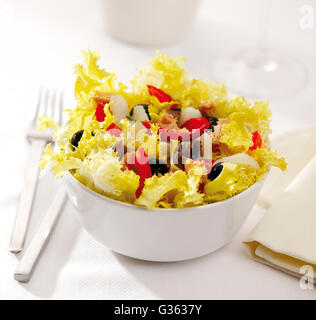 Eine mediterrane Endivien-Salat genannt Xato mit Kabeljau, Thunfisch, Sardellen und Oliven. Stockfoto