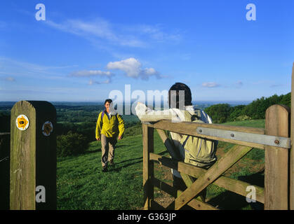 Ein junges Paar Erwachsene, das auf dem North Downs Way unterwegs ist. Wye Downs. Kent. England. VEREINIGTES KÖNIGREICH Stockfoto