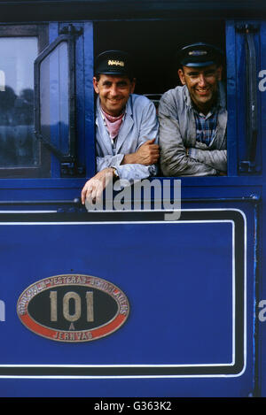 Ein Lokführer Dampf und sein Kumpel posieren für ein Foto an Bord der schwedischen "B" Klasse 4-6-0, Nr. 101. Nene Valley Railway England Stockfoto