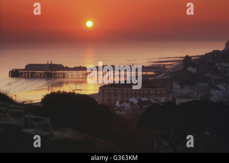 Sonnenuntergang über der alten Hasting Pier. East Sussex. England. VEREINIGTES KÖNIGREICH. Europa. Ca. 80er Jahre Stockfoto