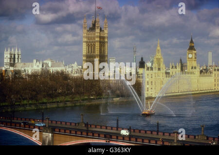 London-Phoenix Feuer Boot es ist Spritzwasser Düsen außerhalb Houses of Parliament. London. England. VEREINIGTES KÖNIGREICH. Europa. Ca. 80er Jahre Stockfoto
